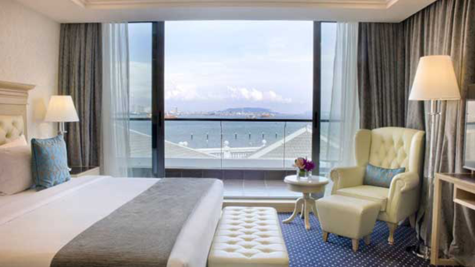 Royale Suite with pool and harbour views
