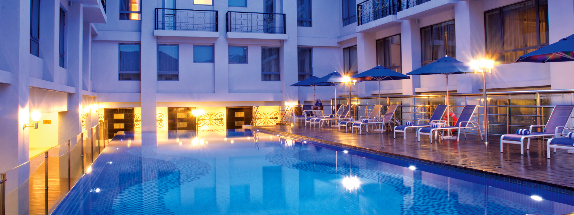 Swimming pool with jacuzzi in George Town