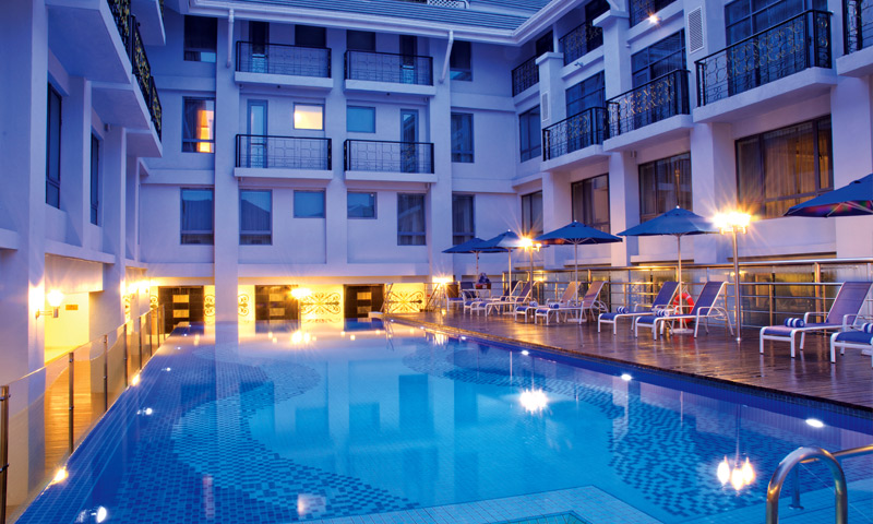 Swimming pool with jacuzzi in George Town